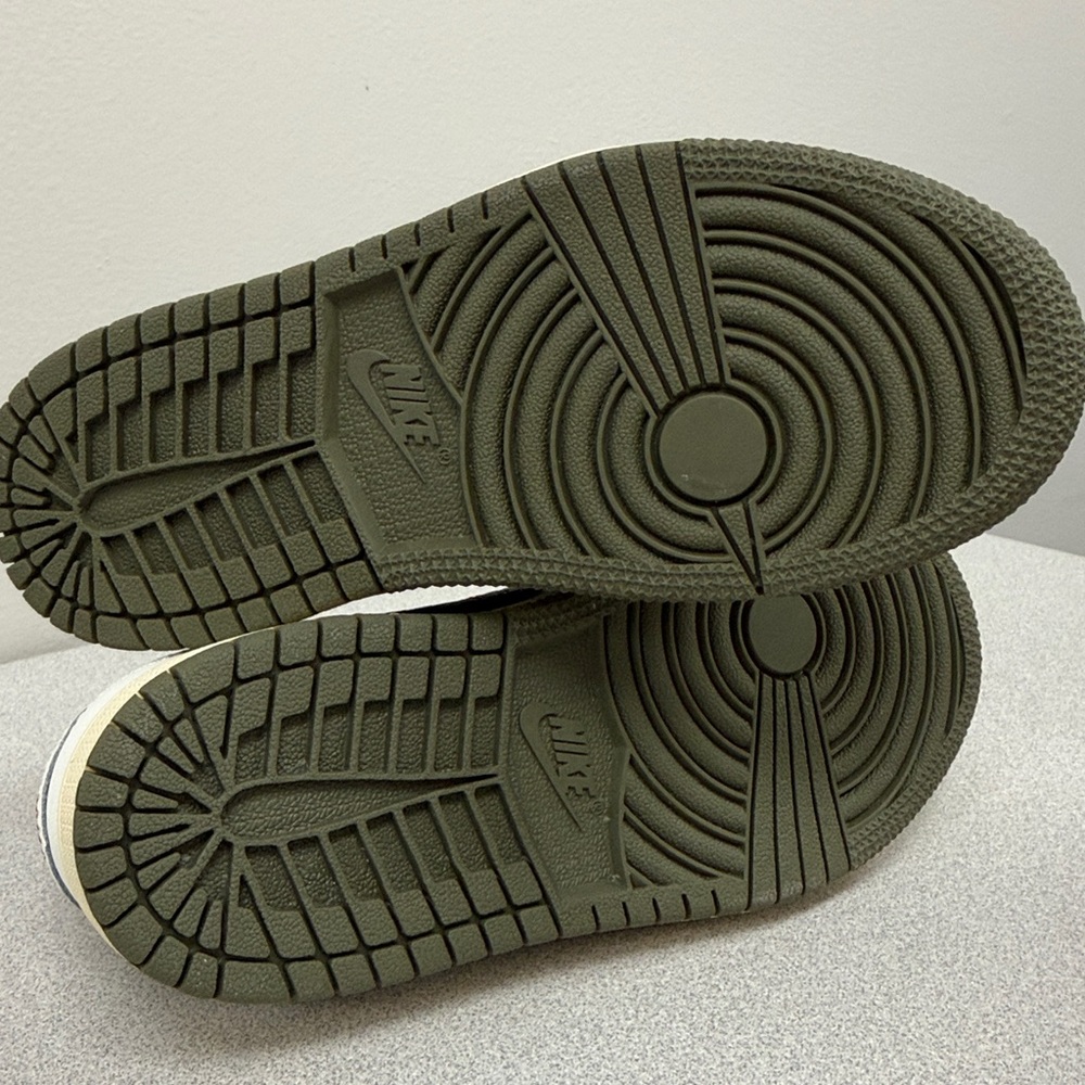 Travis Scott Reverse Olive Nike - Picture 5 of 7